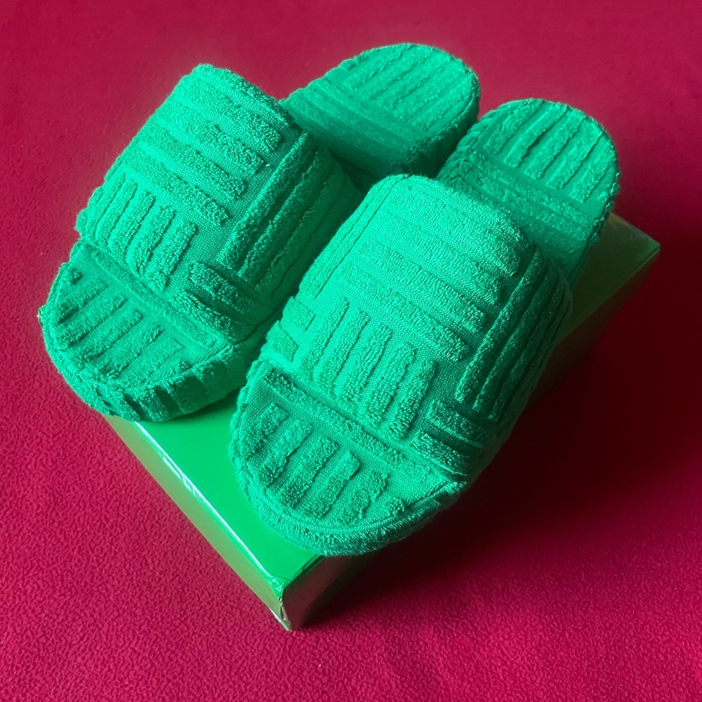 NEW LISTING Bottega Veneta slide sandals